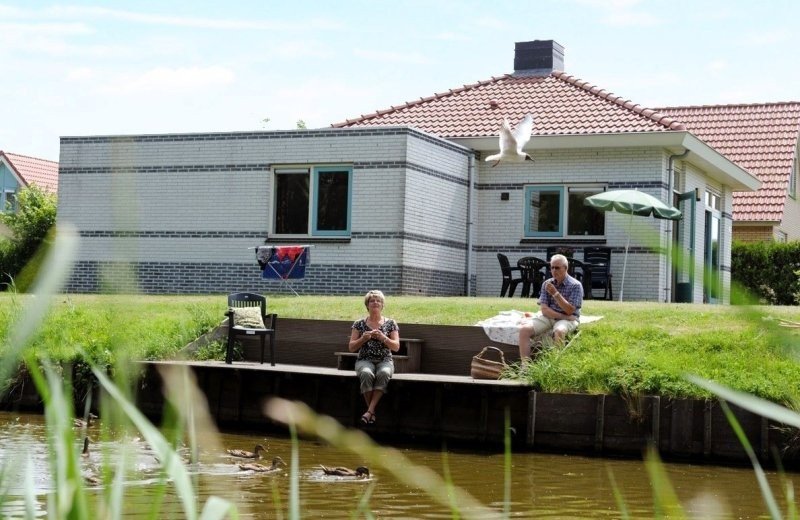 Hoorn 6 mensen aan het water